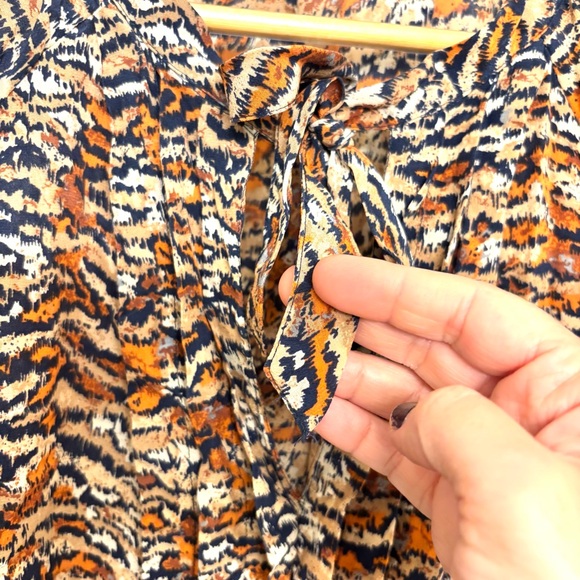 Joie Mirabella Orange & Blue Abstract Animal Print Blouse Medium Silk 3/4 Sleeve - Picture 4 of 8